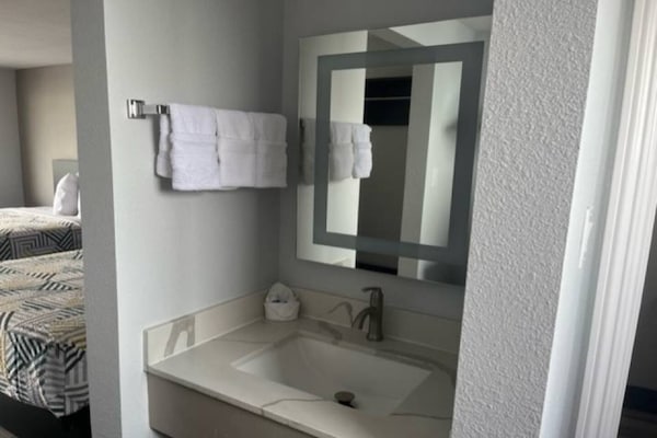 Foto van 2 tweepersoonsbedden | Rookvrij, Keuken - Vakantiehuis in Eureka - BathRoom