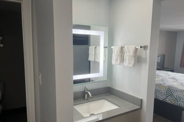 Foto van 2 tweepersoonsbedden | Rookvrij, Keuken - Vakantiehuis in Eureka - BathRoom