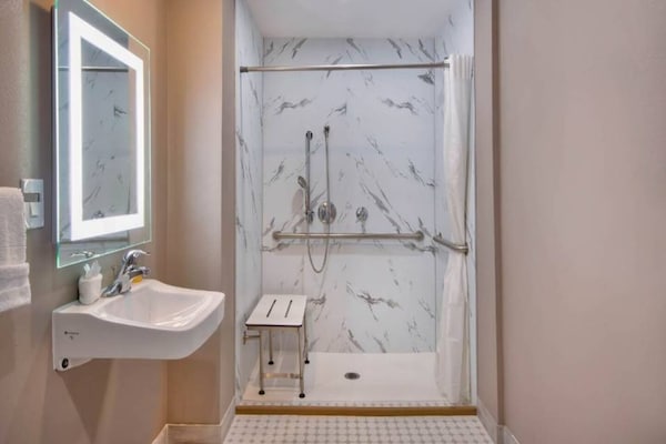 Foto van 2 tweepersoonsbedden | Rookvrij, Keuken - Vakantiehuis in Eureka - BathRoom