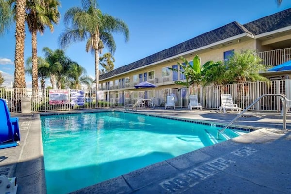 Foto van 1 tweepersoonsbed (queensize) | Roken toegestaan - Vakantiehuis in Riverside - Pool