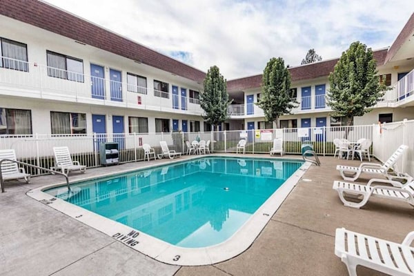 Foto van 1 kingsize bed | Micfridge - Vakantiehuis in Yreka - Pool