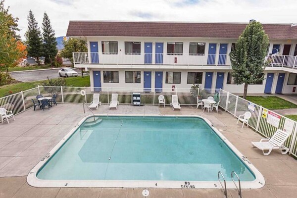 Foto van 1 kingsize bed | Micfridge - Vakantiehuis in Yreka - Pool