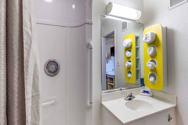 Foto van 1 kingsize bed | Micfridge - Vakantiehuis in Yreka - BathRoom