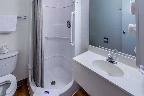 Foto van 1 kingsize bed | Micfridge - Vakantiehuis in Yreka - BathRoom