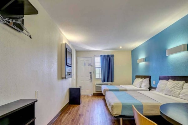 Foto van 2 tweepersoonsbedden (queensize) | Rookvrij - Vakantiehuis in Dickson - BedRoom