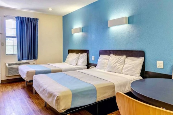 Foto van 2 tweepersoonsbedden (queensize) | Rookvrij - Vakantiehuis in Dickson - BedRoom