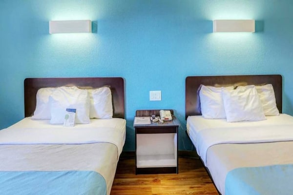 Foto van 2 tweepersoonsbedden (queensize) | Rookvrij - Vakantiehuis in Dickson - BedRoom