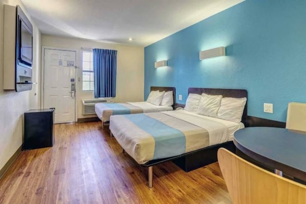 Foto van 2 tweepersoonsbedden (queensize)|Roken toegestaan - Vakantiehuis in Dickson - BedRoom