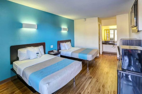 Foto van 2 tweepersoonsbedden (queensize)|Roken toegestaan - Vakantiehuis in Dickson - BedRoom