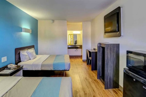 Foto van 2 tweepersoonsbedden (queensize)|Roken toegestaan - Vakantiehuis in Dickson - BedRoom
