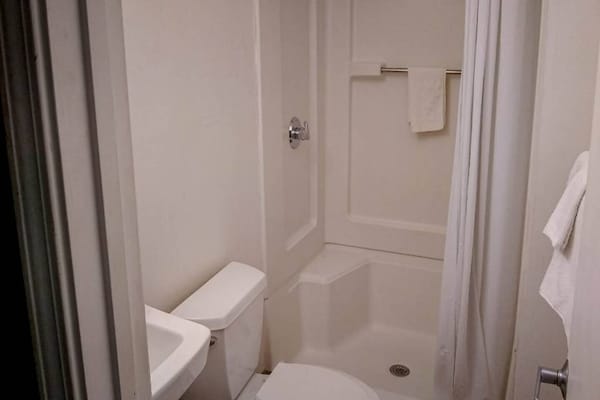 Foto van 2 tweepersoonsbedden | NSMK | Keuken - Vakantiehuis in Fayetteville - BathRoom