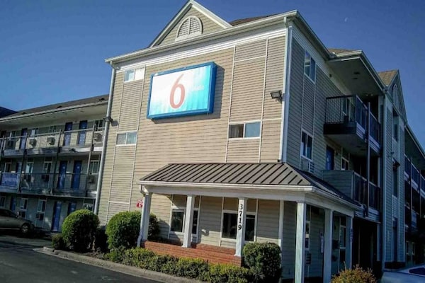 Foto van 2 tweepersoonsbedden | Suite, NSMK, Keuken - Vakantiehuis in Fayetteville - ExteriorSummer