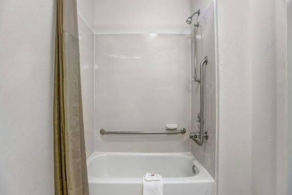 Foto van 1 tweepersoonsbed (Queensize) | Mobiliteit | Badkuip | NSMK - BathRoom
