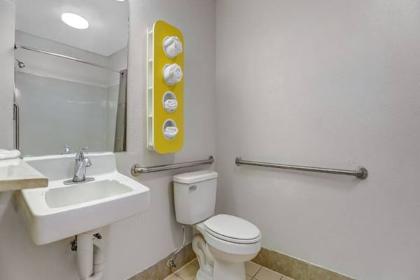 Foto van 1 tweepersoonsbed (Queensize) | Mobiliteit | Badkuip | NSMK - BathRoom