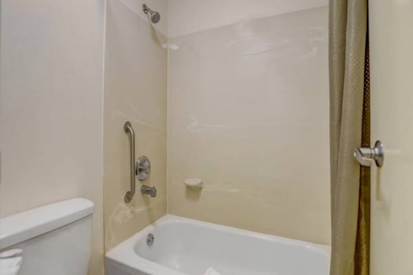 Foto van 2 tweepersoonsbedden | Roken toegestaan - Vakantiehuis in Raleigh NC - BathRoom