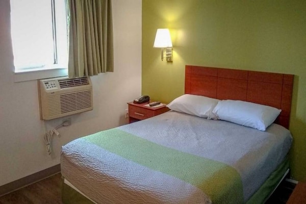Foto van 1 tweepersoonsbed (Queensize) | Badkuip met mobiele toegang (Smk Micfridg) - BedRoom