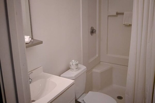 Foto van 2 tweepersoonsbedden | Roken toegestaan, koelkast aanwezig - BathRoom