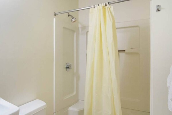 Foto van 2 tweepersoonsbedden | Roken toegestaan, koelkast aanwezig - Facilities