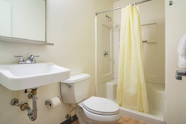 Foto van 2 tweepersoonsbedden | Roken toegestaan, koelkast aanwezig - Facilities