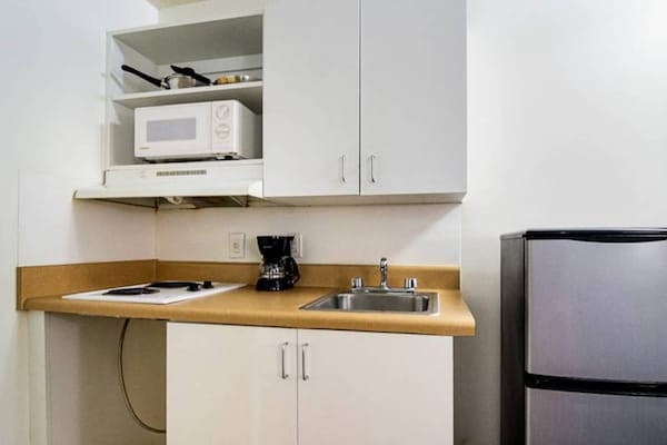 Foto van 2 tweepersoonsbedden | Suite, rokersgedeelte, keuken - Facilities