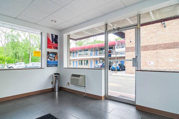 Foto van 1 tweepersoonsbed (queensize) | Roken toegestaan - Vakantiehuis in Elmsford - FloorPlan