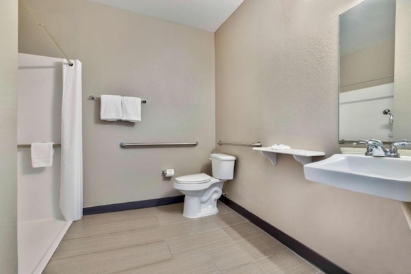 Foto van 2 tweepersoonsbedden | Rookvrij - Vakantiehuis in Norman - BathRoom