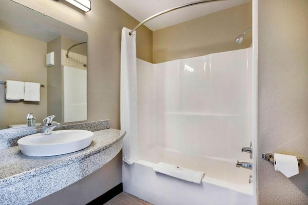 Foto van 2 tweepersoonsbedden | Rookvrij - Vakantiehuis in Norman - BathRoom