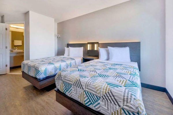 Foto van 2 tweepersoonsbedden | Niet-roken, koelkast - Vakantiehuis in Norman - BedRoom