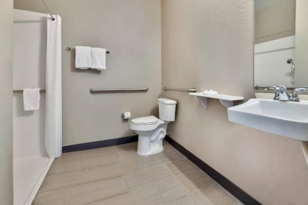 Foto van 2 tweepersoonsbedden | Niet-roken, koelkast - Vakantiehuis in Norman - BathRoom