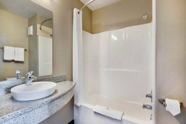 Foto van 1 kingsize bed | Rookvrij, koelkast - Vakantiehuis in Norman - BathRoom