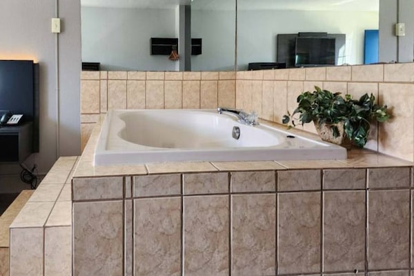 Foto van 2 tweepersoonsbedden (queensize) | Niet-roken, koelkast (Micfridge) - BathRoom
