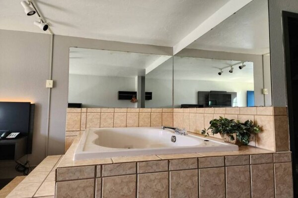 Foto van 2 tweepersoonsbedden (queensize) | Niet-roken, koelkast (Micfridge) - Facilities