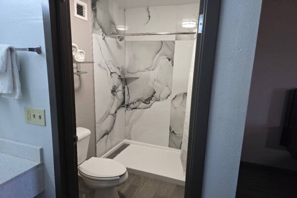 Foto van 2 tweepersoonsbedden (queensize) | Niet-roken, koelkast (Micfridge) - Facilities