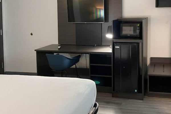 Foto van 2 tweepersoonsbedden (queensize) | Niet-roken, koelkast (Micfridge) - BedRoom