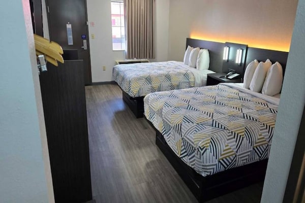 Foto van 2 tweepersoonsbedden (queensize) | Niet-roken, koelkast (Micfridge) - BedRoom