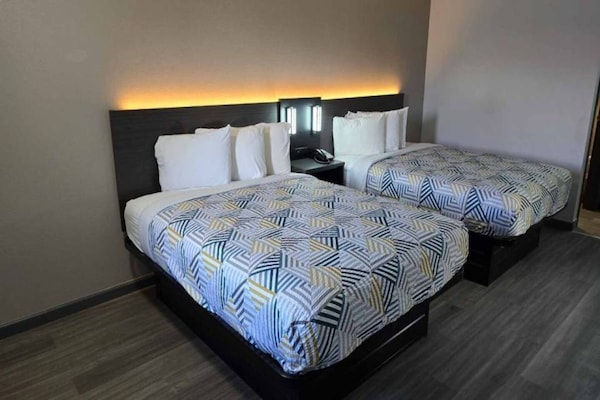 Foto van 2 tweepersoonsbedden (queensize) | Niet-roken, koelkast (Micfridge) - BedRoom