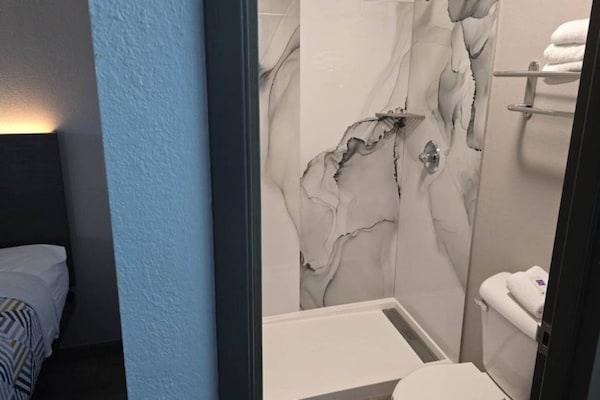Foto van 2 tweepersoonsbedden (queensize) | Roken toegestaan, koelkast aanwezig - BathRoom