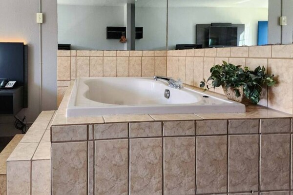 Foto van 2 tweepersoonsbedden (queensize) | Roken toegestaan, koelkast aanwezig - BathRoom