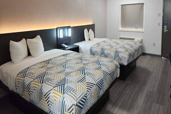 Foto van 2 tweepersoonsbedden (queensize) | Roken toegestaan, koelkast aanwezig - BedRoom
