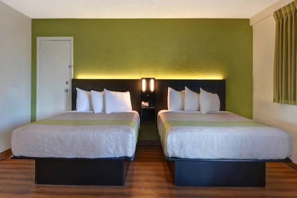 Foto van 2 tweepersoonsbedden | Rolstoeltoegankelijke douche | Keuken - BedRoom