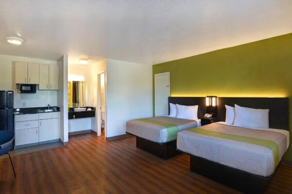 Foto van 2 tweepersoonsbedden | Rolstoeltoegankelijke douche | Keuken - BedRoom