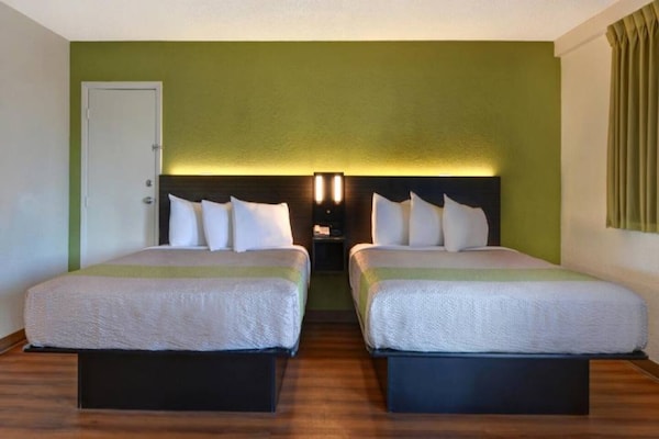 Foto van 2 tweepersoonsbedden | Rolstoeltoegankelijke douche | Keuken - BedRoom