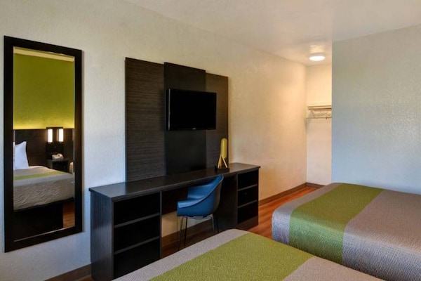 Foto van 2 tweepersoonsbedden | Rolstoeltoegankelijke douche | Keuken - BedRoom