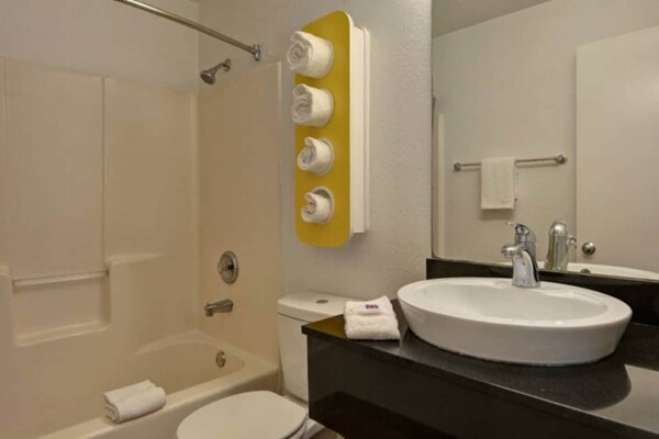 Foto van 2 tweepersoonsbedden | Rolstoeltoegankelijke douche | Keuken - BedRoom