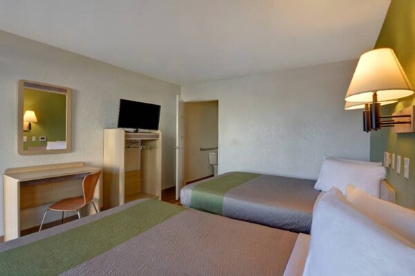 Foto van 2 tweepersoonsbedden | Rolstoeltoegankelijke douche | Keuken - BedRoom