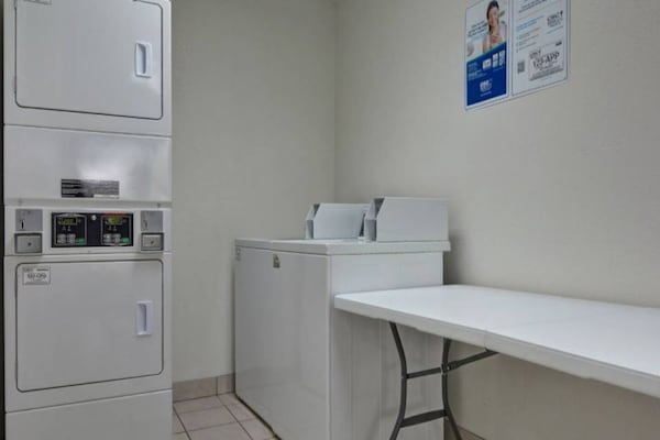 Foto van 2 tweepersoonsbedden | Rolstoeltoegankelijke douche | Keuken - Facilities