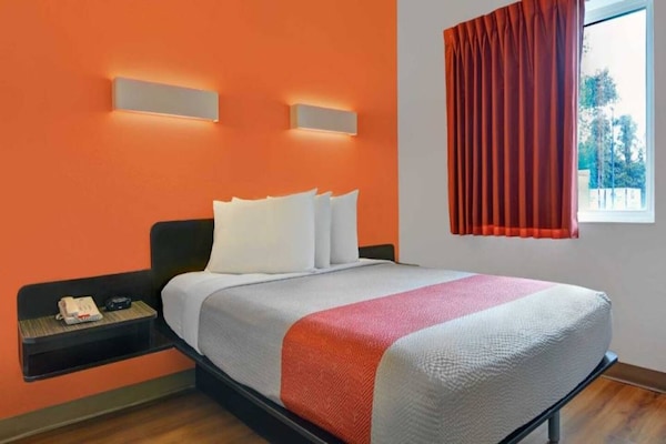 Foto van 1 tweepersoonsbed | Premium, Micfridge - Vakantiehuis in Orlando FL - BedRoom