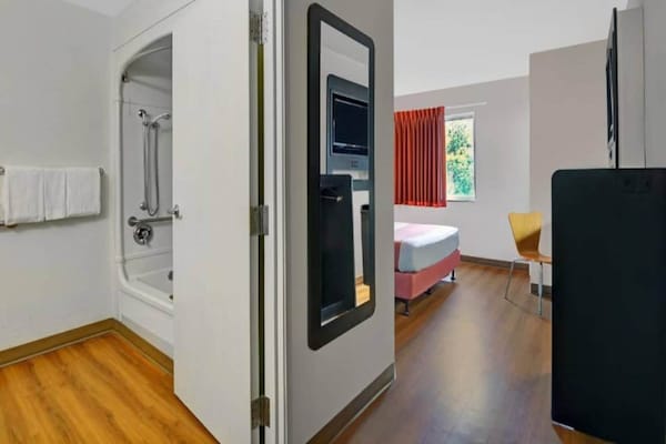 Foto van 1 tweepersoonsbed | Premium, Micfridge - Vakantiehuis in Orlando FL - BedRoom