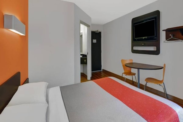 Foto van 1 tweepersoonsbed | Premium, Micfridge - Vakantiehuis in Orlando FL - BedRoom