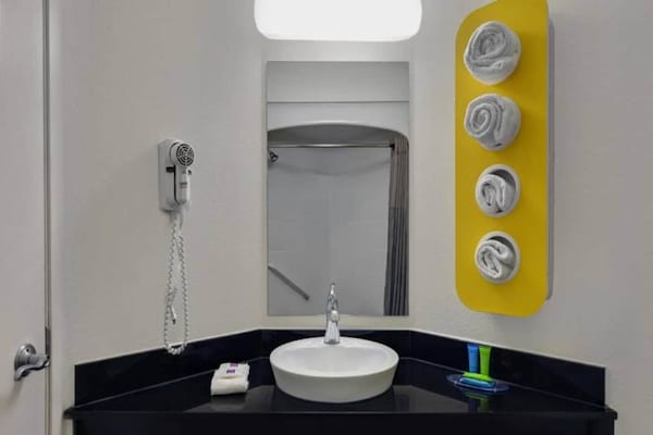 Foto van 1 tweepersoonsbed | Rolstoeltoegankelijke/RI-douche - BathRoom